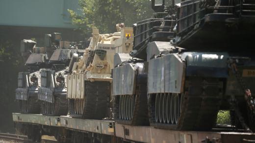 Tanky M1 Abrams a další obrněná vozdla