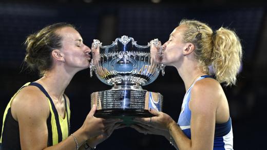 Barbora Krejčíková a Kateřina Siniaková s trofejí pro vítězky Australian Open.