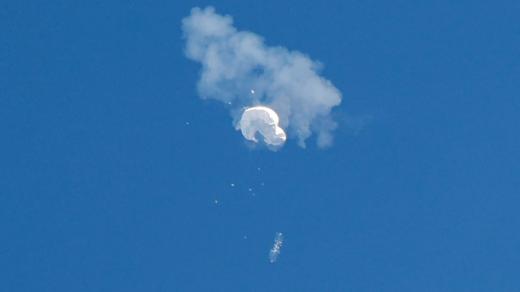 Podezřelý čínský balón se snáší do oceánu poté, co byl sestřelen u pobřeží v Jižní Karolíně