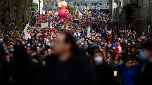 Demonstrace a stávky s pokračují s přestávkami už od ledna 2023