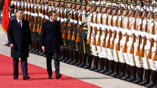 Čínský prezident Si Ťin-pching a francouzský prezident Emmanuel Macron hodnotí vojáky během oficiálního ceremoniálu ve Velké síni lidu
