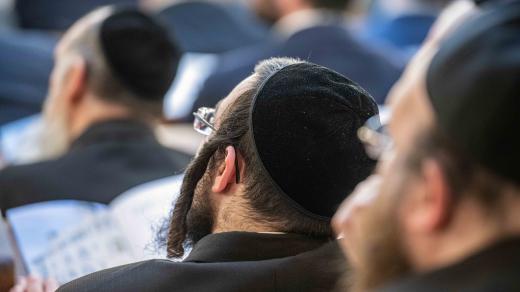 Ortodoxní židé v synagoze, ilustrační foto
