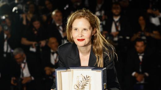 Režisérka Justine Trietová, držitelka Zlaté palmy za film Anatomie pádu, pózuje během fotografování po slavnostním zakončení 76. ročníku filmového festivalu v Cannes.