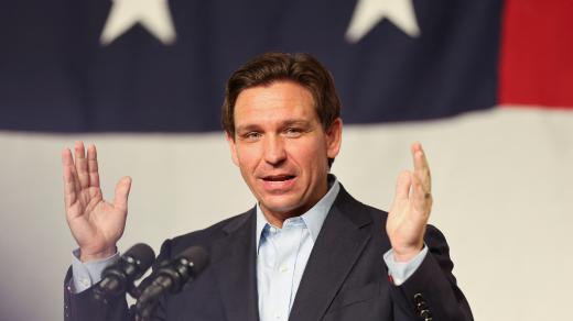 DeSantis v posledních měsících neustále varuje před „woke“ hnutím a o Floridě hovoří jako o místě, kde „woke“ umírá