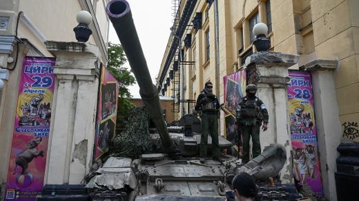 Wagnerovci na tanku poblíž velitelství Jižního vojenského okruhu ve městě Rostov na Donu, které na několik hodin obsadili