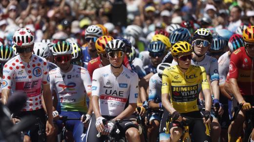 Cyklisté na Tour de France v čele s Pogačarem a Vingegaardem