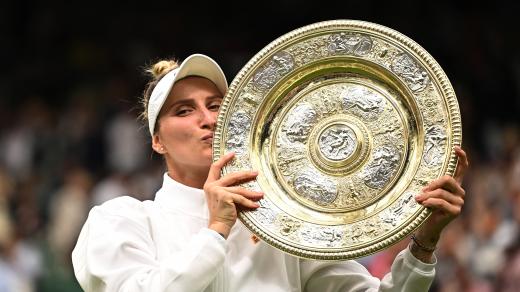 Markéta Vondroušová s trofejí pro vítěze Wimbledonu