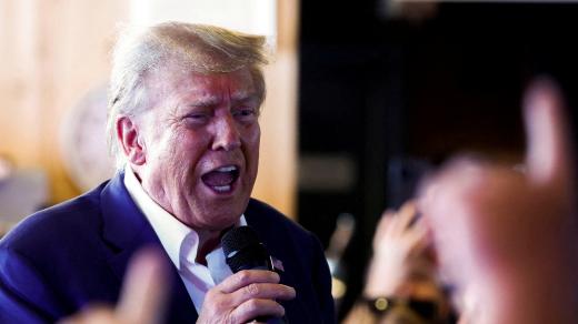 Donald Trump na předvolebním mítinku v Des Moines v Iowě
