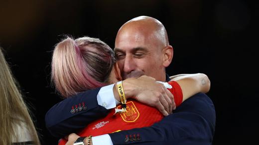 Předseda španělské fotbalové federace Luis Rubiales líbáním hráček při slavnostním ceremoniálu po finále mistrovství světa pobouřil širší veřejnost
