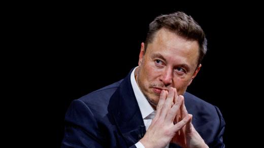 Elon Musk gestikuluje při návštěvě konference Viva Technology věnované inovacím a startupům na výstavišti Porte de Versailles v Paříži