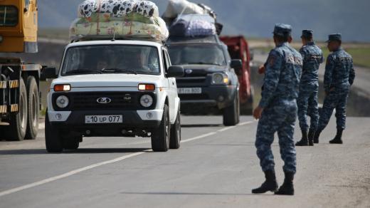 Uprchlíci z Náhorního Karabachu na hraničním přechodu do Arménie