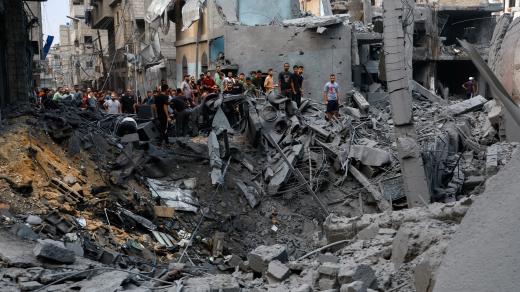 Palestinci si v Gaze prohlížejí škody po izraelských úderech, které následovaly po překvapivém útoku Hamásu
