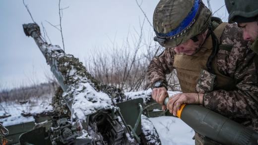 Ukrajinští vojáci připravují dělo k výstřelu