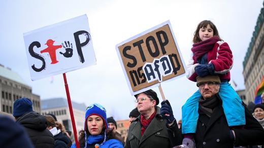 Demonstrace se uskutečnila ve středu večer před berlínskou radnicí, kam přišly asi dva tisíce lidí