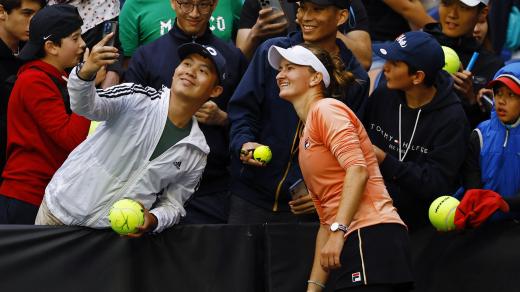 Barbora Krejčíková pózuje fanouškovi na selfie