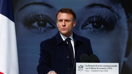 Francouzský prezident Emmanuel Macron během slavnostního aktu změny francouzské ústavy, ve které je nově zakotveno právo na interrupci