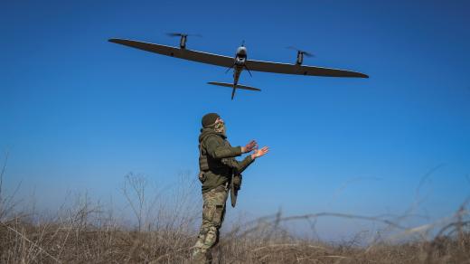 Ukrajinský voják vypouští dron typu Vector