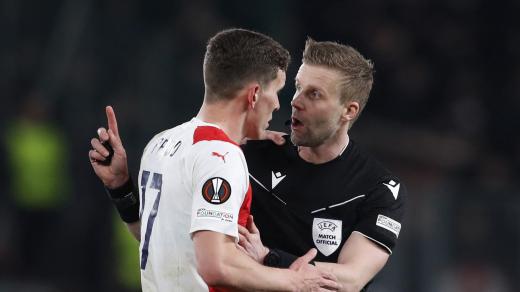 Lukáš Provod diskutuje s rozhodčím Glennem Nybergem