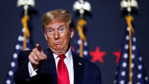 Republikánský prezidentský kandidát a bývalý americký prezident Donald Trump gestikuluje na předvolební akci před republikánskými prezidentskými primárkami v North Charlestonu v Jižní Karolíně, USA 14. února 2024