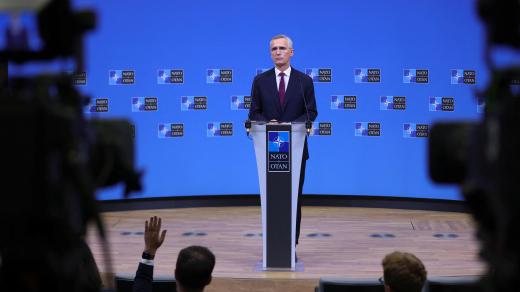 Generální tajemník NATO Jens Stoltenberg na tiskové konferenci v sídle NATO v Bruselu