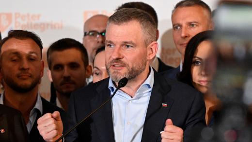 Peter Pellegrini řeční, zatímco čeká na výsledky voleb