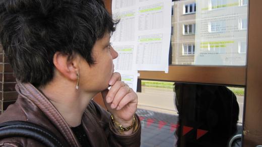 Přijímačky se dnes konají také na Střední škole stavební v Jihlavě. Rodiče, kteří čekali na své ratolesti, si na dveřích školy četli informace o zkouškách.