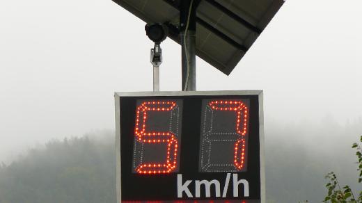 Radar ve Sloupu v Čechách při vjezdu od Nového Boru