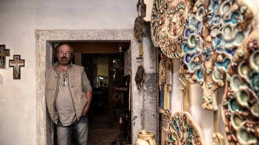 V Ateliéru zvonaře a hrnčířky v Deštném v Orlických horách