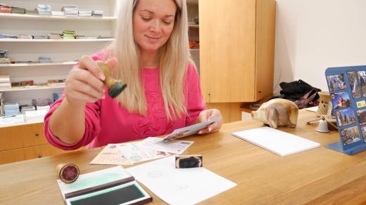 Stovky razítek rozdají v adventním čase pracovnice Ježíškovy pošty v Železné Rudě. Zájemci ji najdou v informačním centru v ulici 1. Máje, kam mohou přijít osobně, nebo posílat k orazítkování svá vánoční přání, pohledy a dopisy Ježíškovi