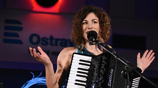 Písničkářka Kaczi v ostravském studiu S1