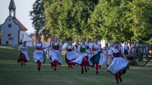 Operu Prodaná nevěsta uvádí Jihočeské divadlo na návsi v Holašovicích