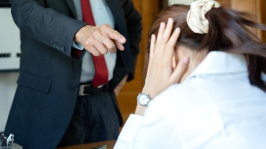 Šikana je přítomná i na pracovištích - ze strany nadřízeného, kolegů i podřízených