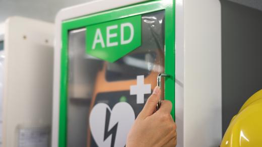 Automatizovaný externí defibrilátor