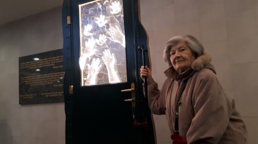 Wintonovo dítě paní Zuzana Marešová, roz. Spitzerová při instalaci památníku Rozloučení