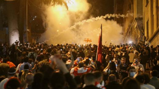 Demonstranti na protestním shromáždění proti návrhu zákona o „zahraničních agentech“, Tbilisi, Gruzie, 1. května 2024