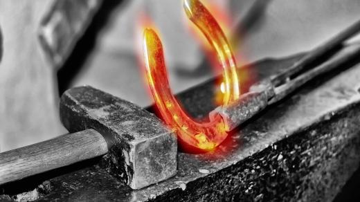 Udělat správnou a pořádnou podkovu pro koně je práce pro opravdové a pořádné chlapy (ilustrační foto)