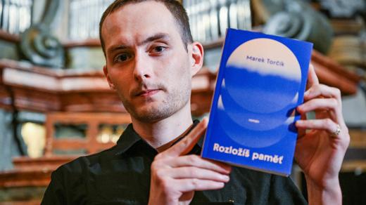 Marek Torčík | Vyhlášení vítěze Ceny Jiřího Ortena, kterou udílí Svaz českých knihkupců a nakladatelů talentovaným autorům do 30 let, 15. května 2024, Praha. Ocenění obdržel básník, spisovatel a publicista Marek Torčík za knihu Rozložíš paměť