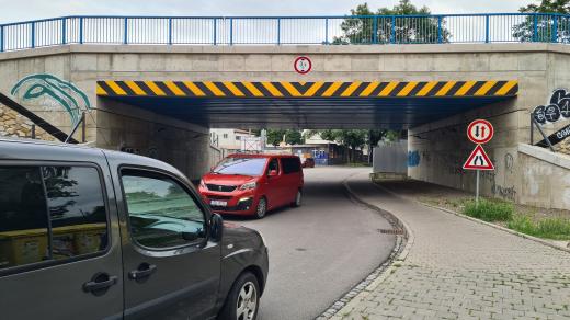 Most je široký, silnice pod ním úzká. Absurdní dopravní situaci v brněnských Židenicích silničáři brzy napraví