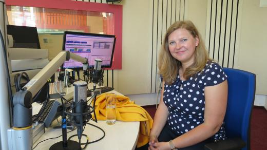 Lucie Potůčková ve studiu Českého rozhlasu Hradec Králové