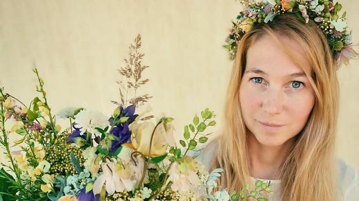 Jitka Šídlová ukazuje kytici z lokálních českých květů a listů