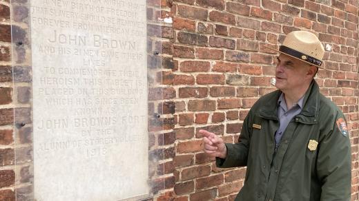 Creighton Waters, ranger Národního historického parku Harpers Ferry, před tabulí připomínající povstání Johna Browna