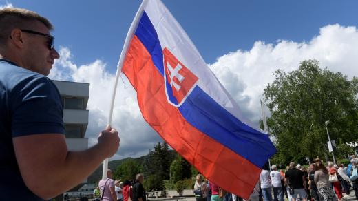 Ficovi podporovatelé před Fakultní nemocnicí s poliklinikou F. D. Roosevelta v Banské Bystrici, kde je slovenský premiér hospitalizovaný