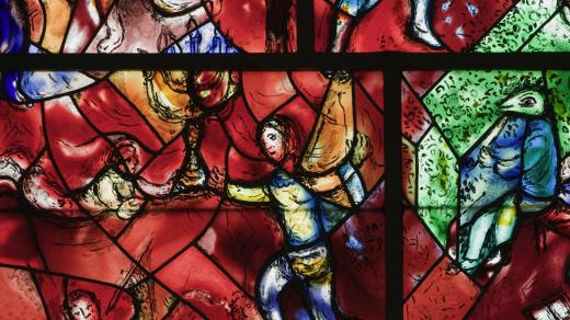 Vitrážové okno v katedrále v anglickém Chichestru. Autorem vitráže je Marc Chagall