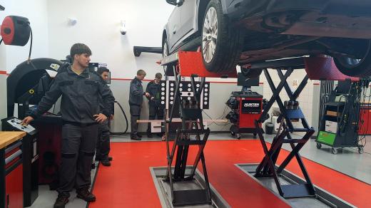 Sušická střední odborná škola a odborné učiliště poskytuje svým studentům nově moderní centrum autoelektromobility