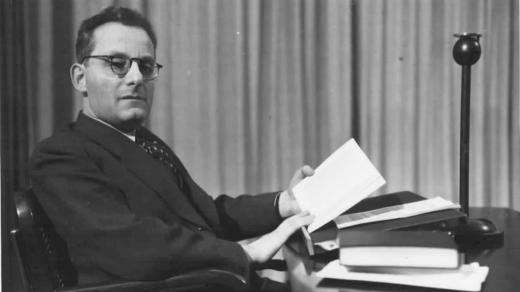 Max Brod v rozhlasovém studiu (1937)