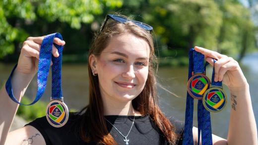 Autorka loga olympiády dětí a mládeže Klára Kochová s medailemi