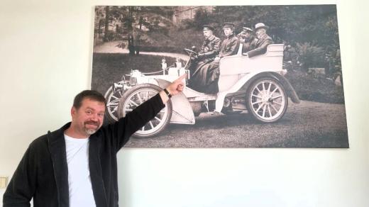 Ředitel Severočeského muzea v Liberci Jiří Křížek ukazuje barona Liebiega