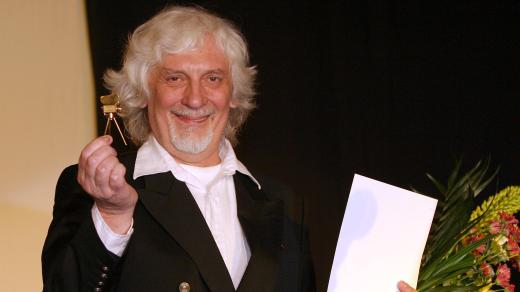 Petr Hapka s cenou za celoživotní přínos k filmové tvorbě z festivalu Art Film