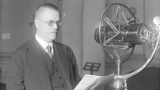 Bedřich Hrozný u rozhlasového mikrofonu