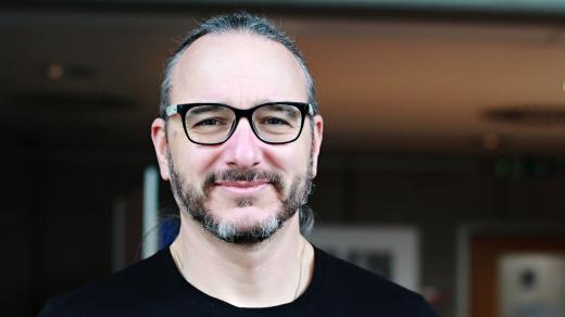 „Válka skončí v momentu, kdy se izraelské jednotky stáhnou z Gazy, a zároveň ve chvíli, kdy přestanou dopadat rakety na Izrael, ať už z Gazy, anebo ideálně i z Libanonu," říká novinář a válečný zpravodaj Jakub Szántó